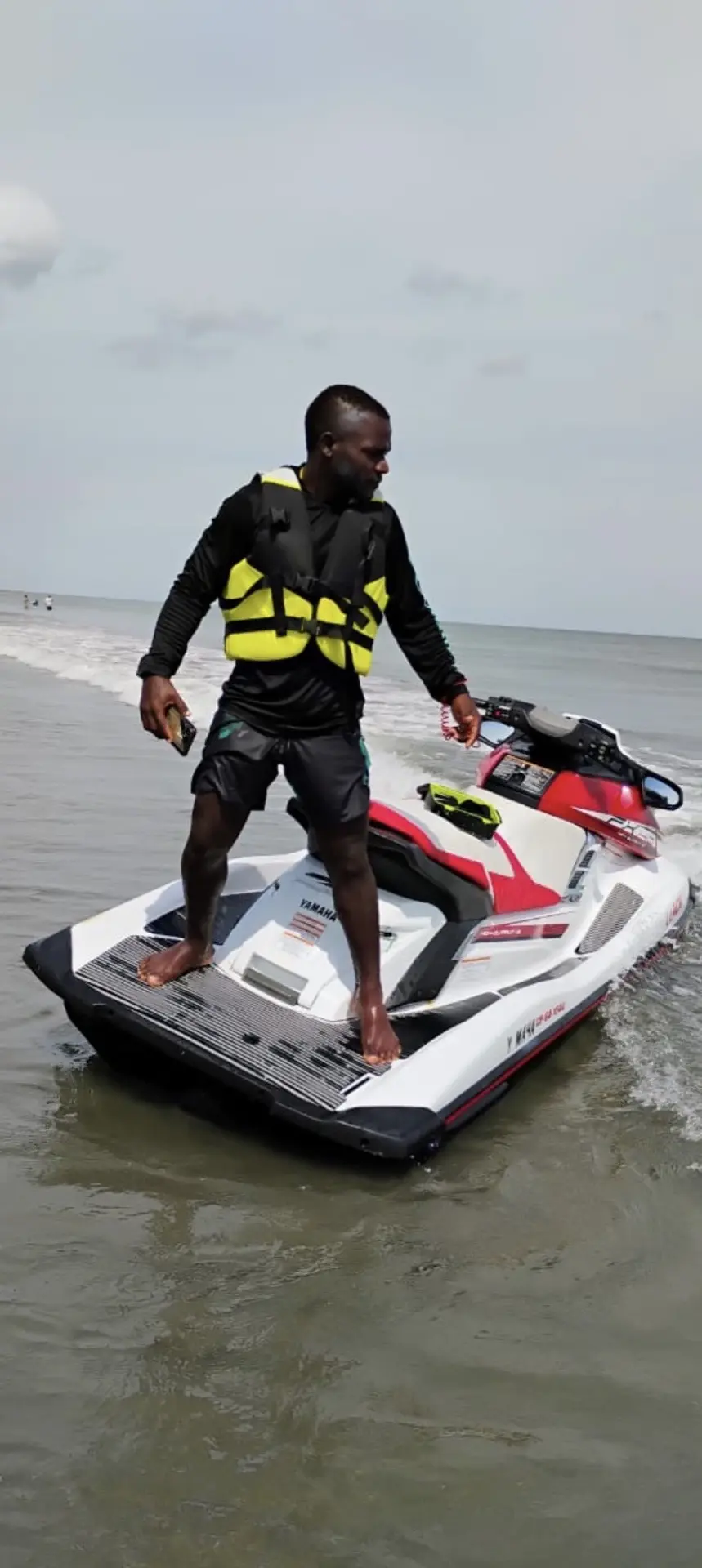 Instructor de Surf 420 preparando equipo de seguridad para jet ski
