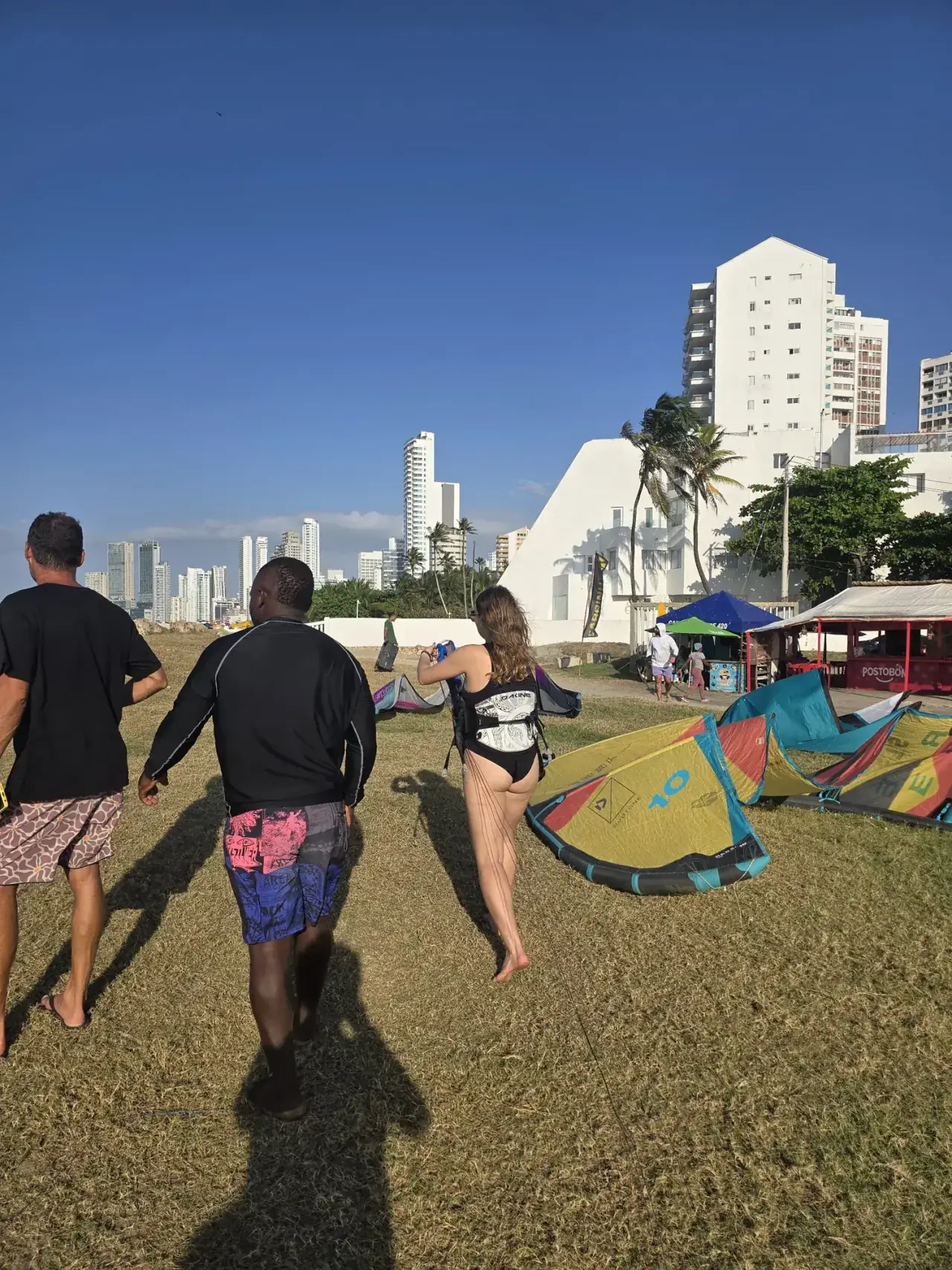 Sesión grupal de instrucción en tierra en la playa