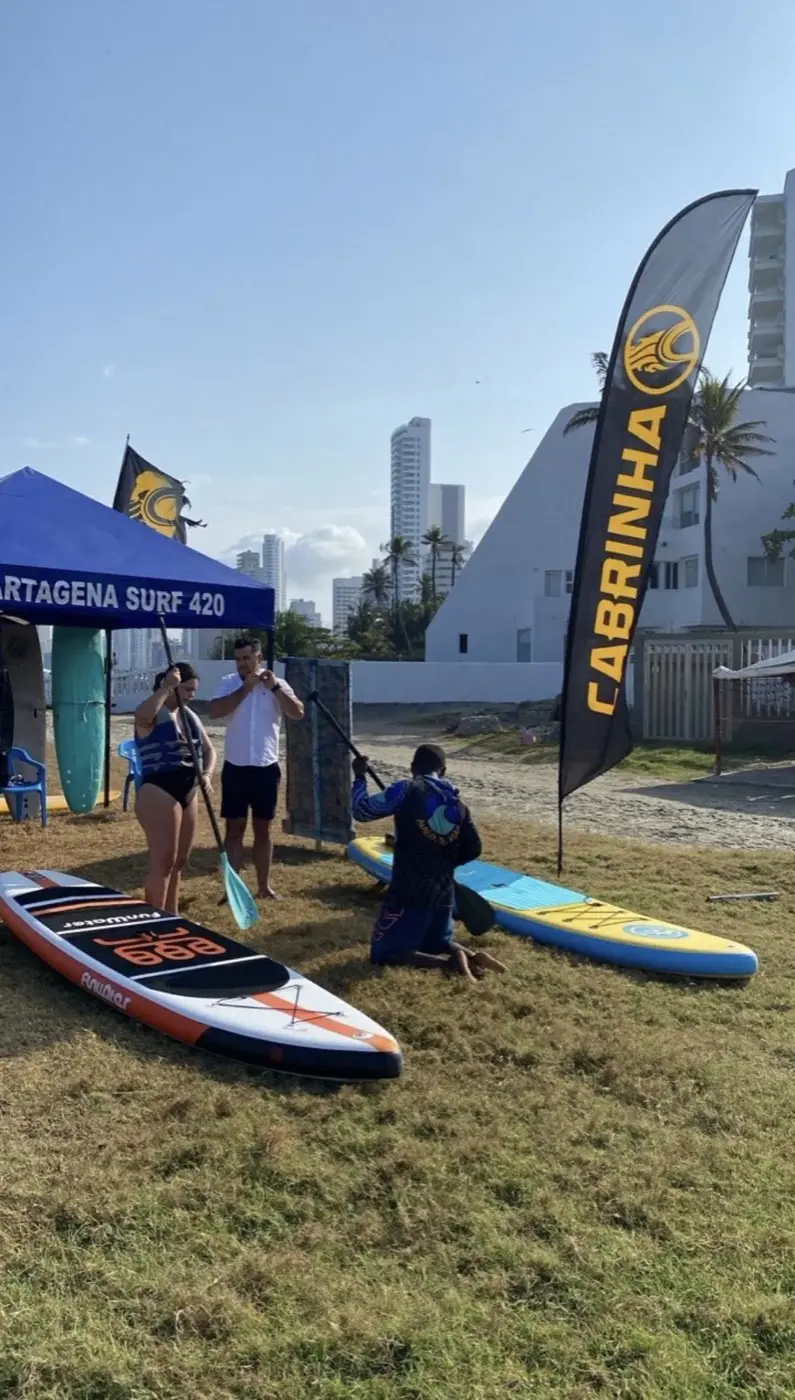Preparación de clase de paddleboard en la playa