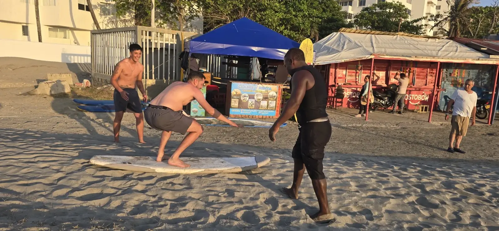 Clase grupal de surf en la playa