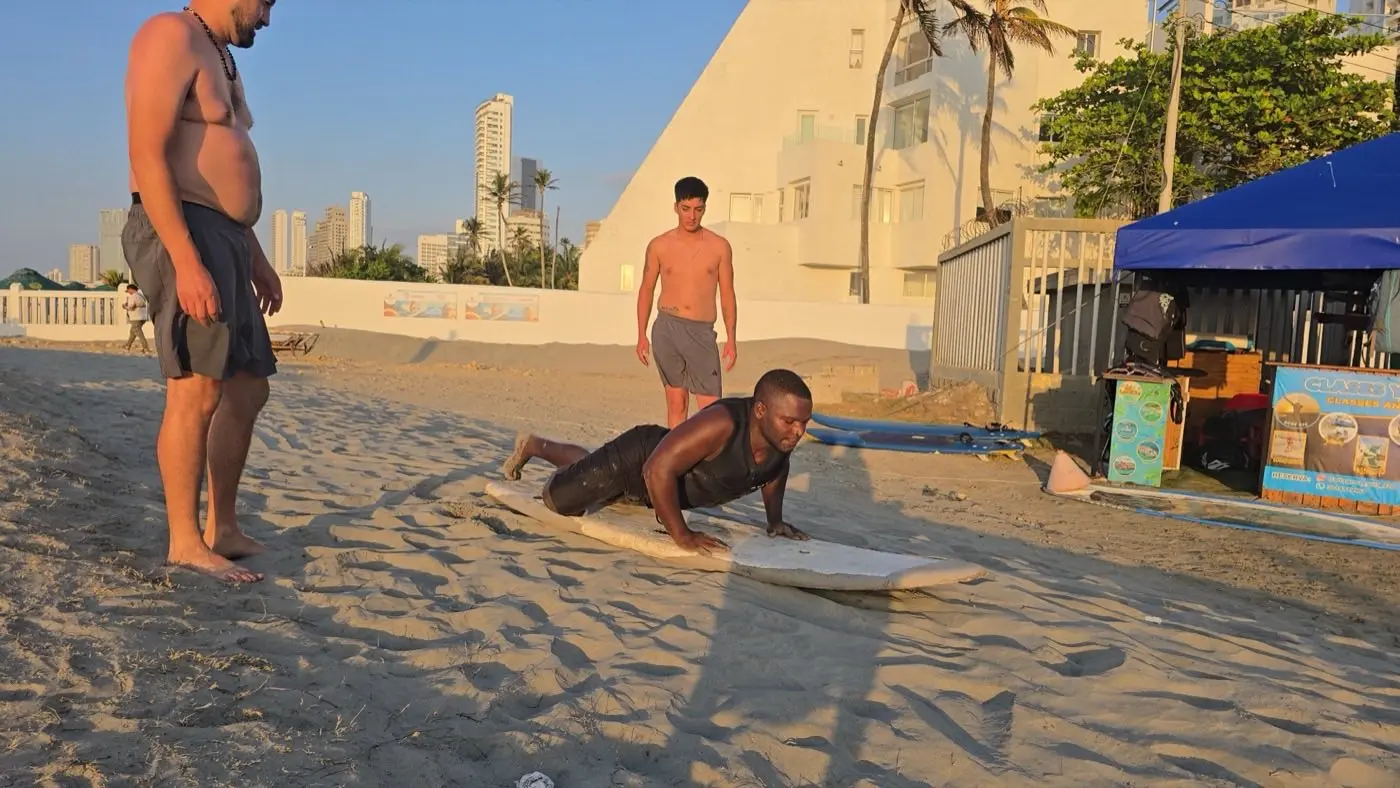 Surfista haciendo popup en la hora dorada